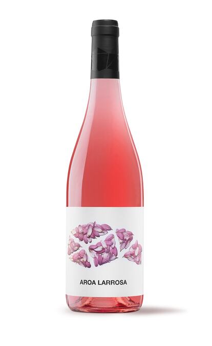 Rosado goloso y ecológico. Aroa es una bodega boutique de la Denominación de Origen Navarra, centrada en la recuperación de las prácticas de la agricultura ecológica y biodinámica. Elabora su colección de vinos con la mínima intervención posible, respetando al máximo el fruto de sus viñedos, ubicados en la zona más alta y fresca de la zona, consiguiendo un producto 100% natural. El Aroa Larossa 2018 está elaborado con la variedad garnacha. De color rojo rubí y matices rosados de frambuesa, en nariz es fresco y frutoso, con intensidad. La primera impresión es de frutas rojas y matices florales de clavelinas. En boca es nítido, frutal y muy fresco. Precio: 7,50 euros.