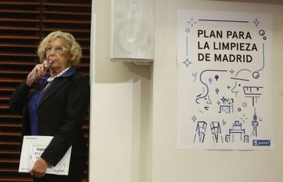 La alcaldesa de Madrid, Manuela Carmena, durante la presentación del plan para la limpieza de Madrid, el pasado 29 de septiembre.