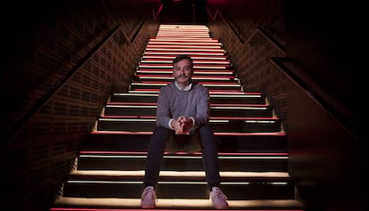 Alberto Guijarro, en las icónicas escaleras de la sala Apolo.