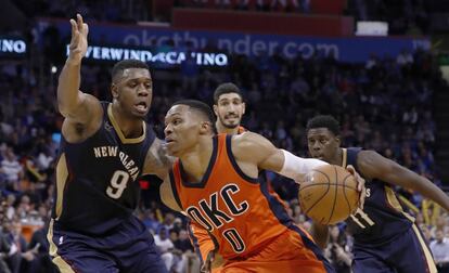 Westbrook, defendido por Terrence Jones.