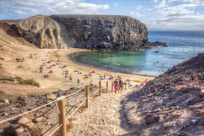 Lanzarote’s southeastern region looks golden with sand, feels cool because of the aquamarine tones of the Atlantic, tastes salty, sounds breezy due to the trade winds and smells like burnt sand under the African sun. With Fuerteventura and the Lobos islet in the background, Papagayo Cove, the most photogenic and shallow, giving a name to the rest of the beaches along the natural Ajaches monument, was used as anchorage until the middle of the 20th century. Everything comes second to the panorama that can be viewed from the natural terrace that is formed into the cliff, next to the beach bar. The view is best at dusk. Accessibility: An asphalt and later dirt path branches out from the Playa Blanca enclave. An environmental charge of €3, just for cars, is levied between 9am and 4pm (and until 5.30pm starting in June). Bicycle rentals available at Papagayo Bike (papagayobike.com). Steps and wooden posts have been added to the descent.