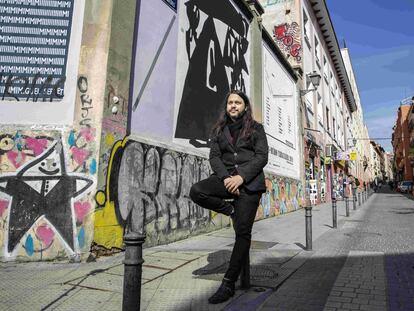 El cineasta Guillermo G. Peydro junto a los murales de Tabacalera, en Lavapiés.