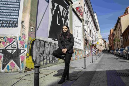 El cineasta Guillermo G. Peydro junto a los murales de Tabacalera, en Lavapiés.