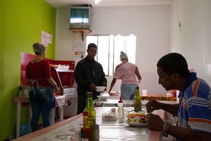 Interior do Restaurante do Silvio, na favela Jardim Panorama.