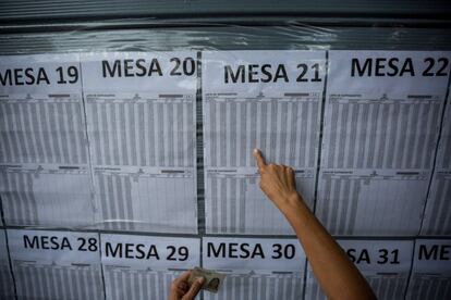 Una persona es busca a les llistes publicades pel consolat colombià a Caracas perquè prop de 190.000 colombians establerts a Veneçuela puguin votar en el plebiscit per la pau.