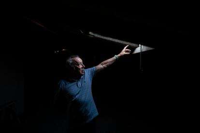 Pedro García, de 73 años, señala la cubierta de uralita de su edificio. Como él, algunos de los residentes han ido poniendo parches al problema en los últimos años: “Hemos tenido que ir reparando el tejado con tela asfáltica y pintura por nuestra cuenta”. 