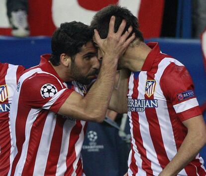 Los jugadores del Atlético de Madrid Raúl García y Adrián celebran el 1 a 0