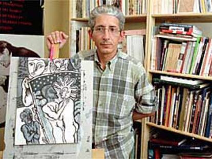 José Pérez Olivares posa junto a una de sus obras en Cádiz.