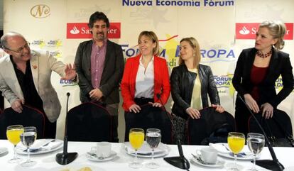 Los candidatos de EH Bildu a las alcaldías de las capitales vascas Aitziber Ibaibarriaga, Juan Karlos Izagirre y Miren Larrión junto al secretario general de EA, Pello Urizar, en el desayuno de Nueva Economía Fórum.