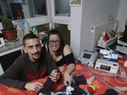 David y Verónica junto a su hijo Aarón en su domicilio de Vallecas.