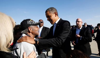 El presidente de EE UU saluda a un veterano a su llegada a Columbus (Ohio).