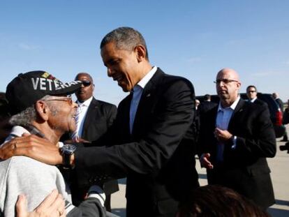 El presidente de EE UU saluda a un veterano a su llegada a Columbus (Ohio).