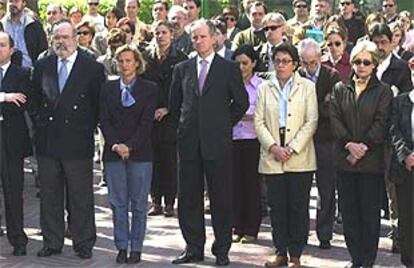 El presidente del Parlamento Vasco, Juan María Atutxa, ha encabezado en Vitoria la concentración en repulsa por el último atentado de ETA.