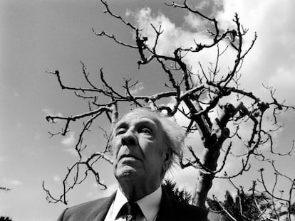 El escritor argentino Jorge Luis Borges en 1984, durante un viaje en Sicilia.
