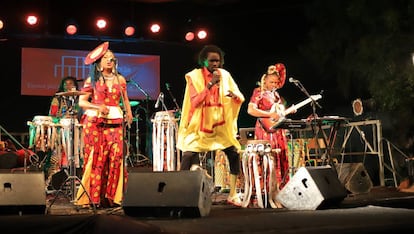 El dúo Germaine Kobo & Bella Lawson de Marsella, comparten escena con el grupo Guiss Guiss Bou Bess.