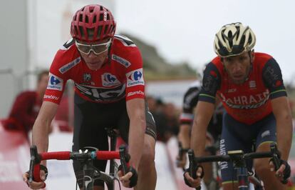 Chris Froome, por delante de Nibali, en la meta del Observatorio Astronómico de Calar Alto.