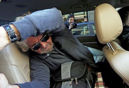 El líder del Movimiento 5 Estrellas, Beppe Grillo, abandona el hotel donde se reunieron los electos de su grupo.
