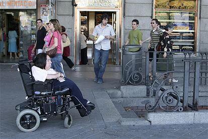 Cristina Agulló, frente a la estación de metro de Atocha, inaccesible para ella.