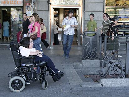 Cristina Agulló, frente a la estación de metro de Atocha, inaccesible para ella.