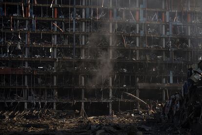 Varios bomberos trabajan en la extinción de un fuego en el centro comercial bombardeado en Kiev. El Kremlin advirtió hoy de que un embargo europeo al petróleo ruso empeorará gravemente el mercado energético en Europa y "golpeará a todos".