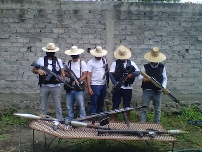 El grupo armado denominado Blancos de Troya.