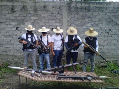 El grupo armado denominado Blancos de Troya. 