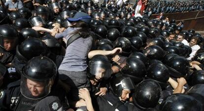 Una opositora protesta en Kiev. 