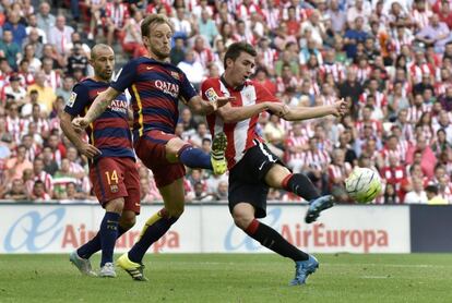  Laporte  lucha por el balón con Rakitic 