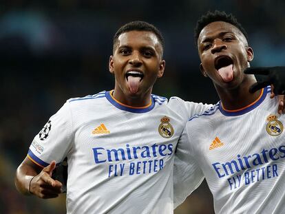 Rodrygo y Vinicius celebran uno de los goles del Real Madrid al Shakhtar en Kiev.