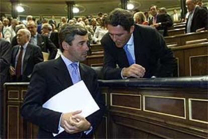 Ángel Acebes escucha a José María Michavila en el hemiciclo del Congreso de los Diputados.