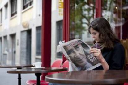 Una mujer lee el periódico "Liberation". EFE/Archivo