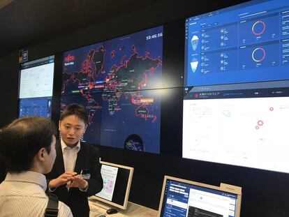 Demostración del uso del panel de control del software de Fujitsu e InSights durante el foro mundial de Fujitsu en Tokio.