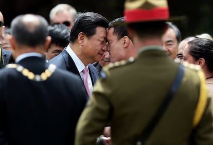 El presidente de China, Xi Jinping (i) recibe un tradicional saludo 'maorí' durante su visita oficial a Nueva Zelanda.