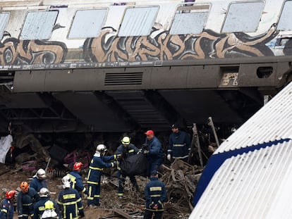 Personal de emergencias recupera el cadáver de una víctima tras el accidente, este miércoles.