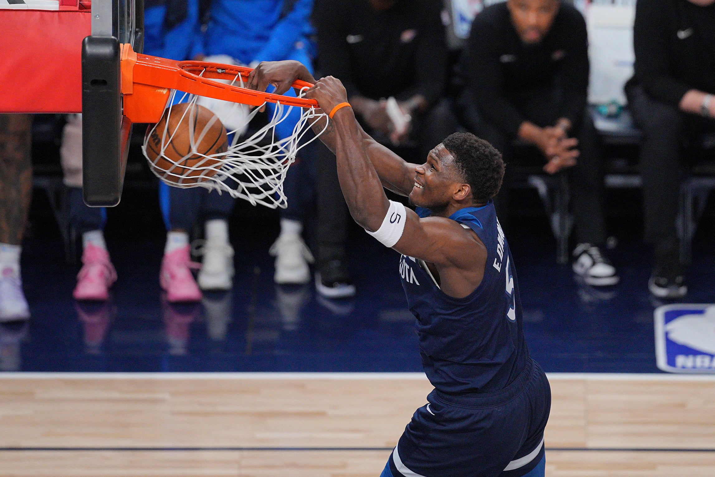 Los Minnesota Timberwolves aplastan a Oklahoma City Thunder con una primera mitad de récord