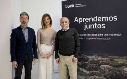De izq. a dch., Jose Luis Arbeo, Ruth Castillo y Fancisco Mora en la presentación de Aprendemos Juntos. s