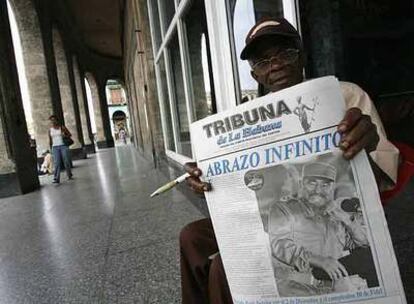 Un hombre muestra un diario con una fotografía de Fidel Castro, ayer en La Habana.