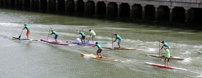 Especialistas riders surcando las aguas de la Ría de Bilbao.