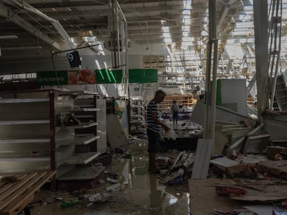 Un hombre busca alimentos de un supermercado de Acapulco, saqueado tras el huracán, el 27 de octubre.