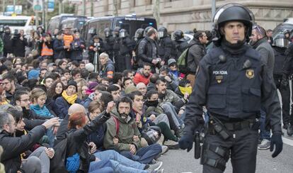 Agentes de los Mossos d'Esquadra desalojan a un grupo de personas en el Tribunal Superior de Justicia de Cataluña.