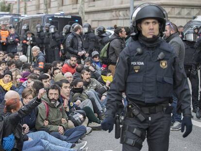 Agentes de los Mossos d&#039;Esquadra desalojan a un grupo de personas en el  Tribunal Superior de Justicia de Catalu&ntilde;a. 