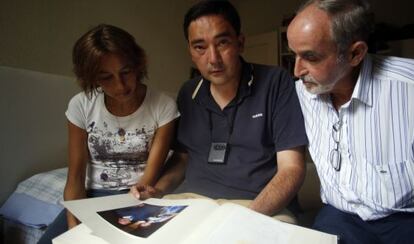 Alonso Román repasa con su mujer, Carmen, y su padre, José, el álbum de boda.
