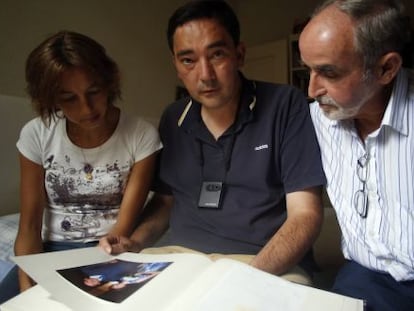 Alonso Román repasa con su mujer, Carmen, y su padre, José, el álbum de boda.