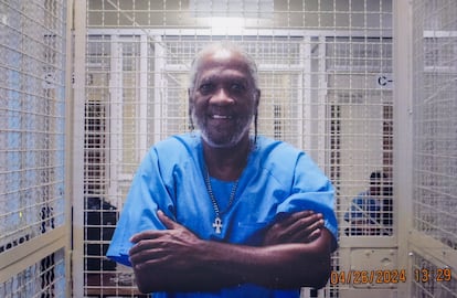 Kevin Cooper, en el corredor de la muerte de San Quintín, el pasado 26 de abril, durante su entrevista con EL PAÍS, en una imagen tomada por un funcionario de prisiones.