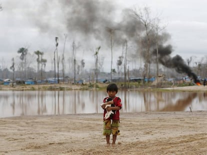 Destruição de um garimpo ilegal de ouro na Amazônia peruana.