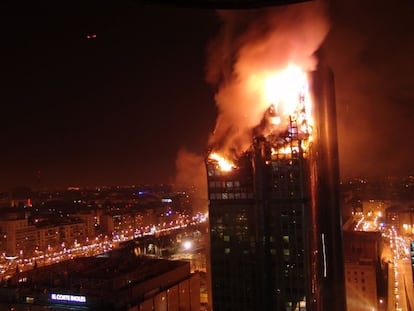 El fuego comenzó en una oficina de la planta 21 por causas no esclarecidas. En aquel entonces estaba allí instalada la consulta Deloitte. Supuestamente una de las trabajadoras que estuvo por la tarde dejó una colilla mal apagada en una papelera, lo que provocó el inicio del incendio. Las llamas se expandieron con rapidez por los pisos limítrofes.