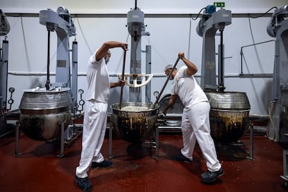 Dos trabajadores terminan la mezcla en el boixet.