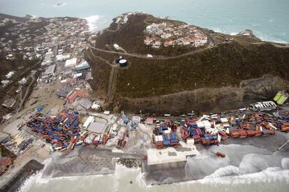 Contenedores amontonados en el puerto de Philipsburg, capital de la isla de San Martín, el 6 de septiembre. GERBEN VAN ES AFP