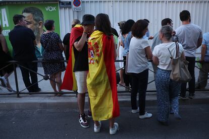 Simpatizantes de Vox, ante la sede madrileña, durante el escrutinio.