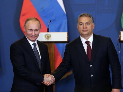 El presidente ruso Vladimir Putin junto a su anfitri&oacute;n y primer ministro h&uacute;ngaro, Viktor Orban, este jueves en Budapest